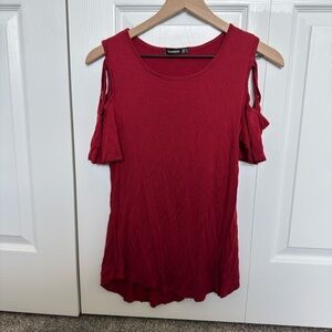 LOUKEITH red short sleeve top. Criss cross open shoulders. Size small